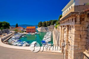 Brama miejska Zadar i widok na port Fosa, Chorwacja