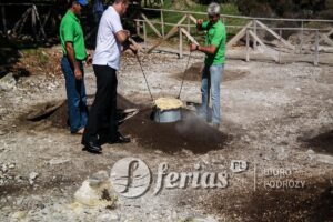 Gotowanie lokalnego dania Cozido das Furnas, Azory