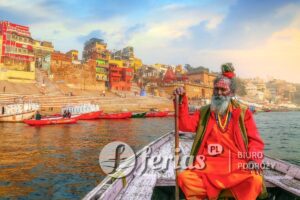 Indyjski mnich na rzece Varanasi Ganges