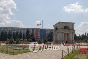 Łuk Triumfalny i budynek rządu Mołdawii w Kiszyniowie z flagami Mołdawii i UE