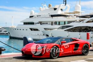Luksusowy samochód i jachty w Puerto Banus w Marbelli, Hiszpania
