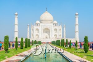 Malowniczy widok na Tadż Mahal na tle błękitnego nieba