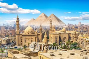 Meczet-Madrassa sułtana Hassana i piramidy w tle, Kair, Egipt