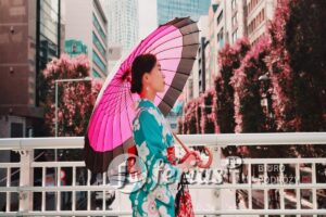 Miasto, parasol i Japonka w kimonie