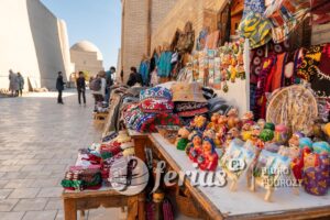 Pamiątkowe uzbeckie lalki, tradycyjne stroje. sprzedaż pamiątek na ulicy w Chiwie, Uzbekistan