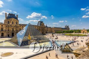 Paryż, Widok na Luwr