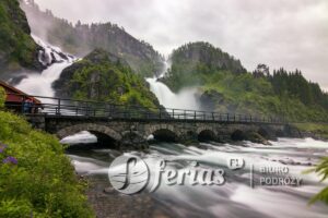 Piękny wodospad Låtefossen na południu Oddy (Norwegia)