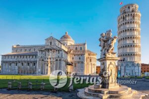 Piza, Piazza dei miracoli, z bazyliką i krzywą wieżą z kopią przestrzeni. Toskania
