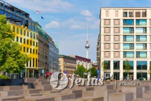 Pomnik Pomordowanych Żydów Europy z widokiem na berlińską wieżę telewizyjną
