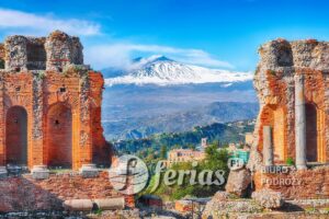 Ruiny starożytnego greckiego teatru w Taorminie i wulkanu Etna, Sycylia