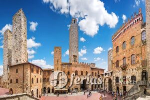 Słynne Piazza del Duomo w zabytkowej dzielnicy San Gimignano, Toskania, Włochy