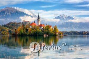 Słynne alpejskie jezioro Bled (Blejsko jezero) w Słowenii