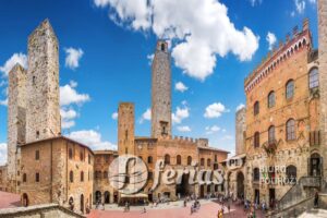 Słynne Piazza del Duomo w zabytkowej dzielnicy San Gimignano, Toskania, Włochy