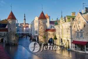 Stara średniowieczna Brama Viru w Tallinie
