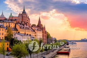 Sztokholm, Szwecja. Malowniczy letni zachód słońca z kolorowym niebem architektury Starego Miasta w dzielnicy Sodermalm.