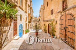 Wąska ulica w centrum Valletty, Malta
