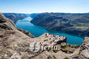 Widok na fiord Lysefjord z kultowego klifu, Norwegia