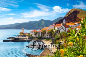 Widok na małą wioskę Canical i Marina da Quinta Grande. Madera, Portugalia