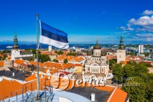 Widok z lotu ptaka estońskiej flagi powiewającej na wysokiej wieży Hermanna, Tallin, Estonia
