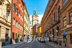 Wieża kościoła Mikołaja i wąskie uliczki starego miasta (Gamla Stan), Sztokholm, Szwecja